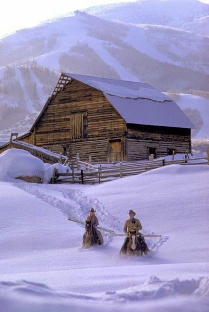 Žiemos vaizdas kaimas kalnuose Jodinėjimas-by-the-sniegas