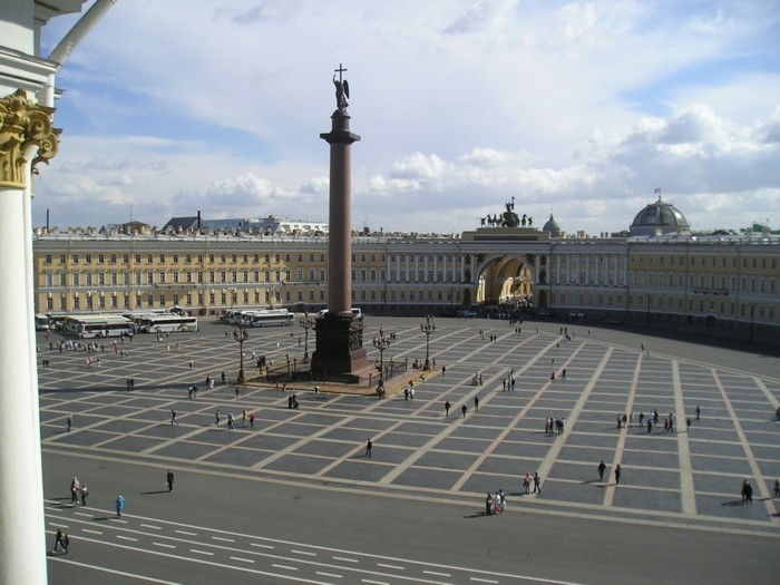 Palatul de Iarnă și Alexander Column-in-Sankt-Petersburg-Rusia arta-si-arhitectura-baroc