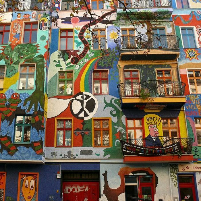 Strona Berlin-Niemcy Graffiti Śmieszne kolorowe rysunki balkony