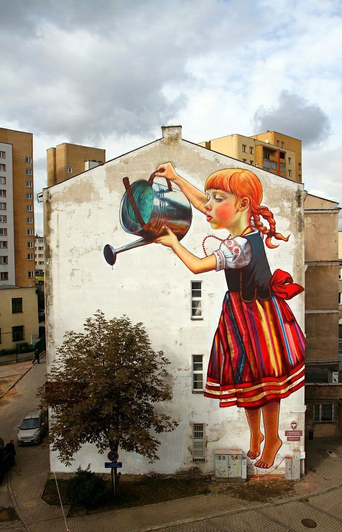 Home grafitti zdjęcia Dziewczyna strój ludowy podlewanie drzewa