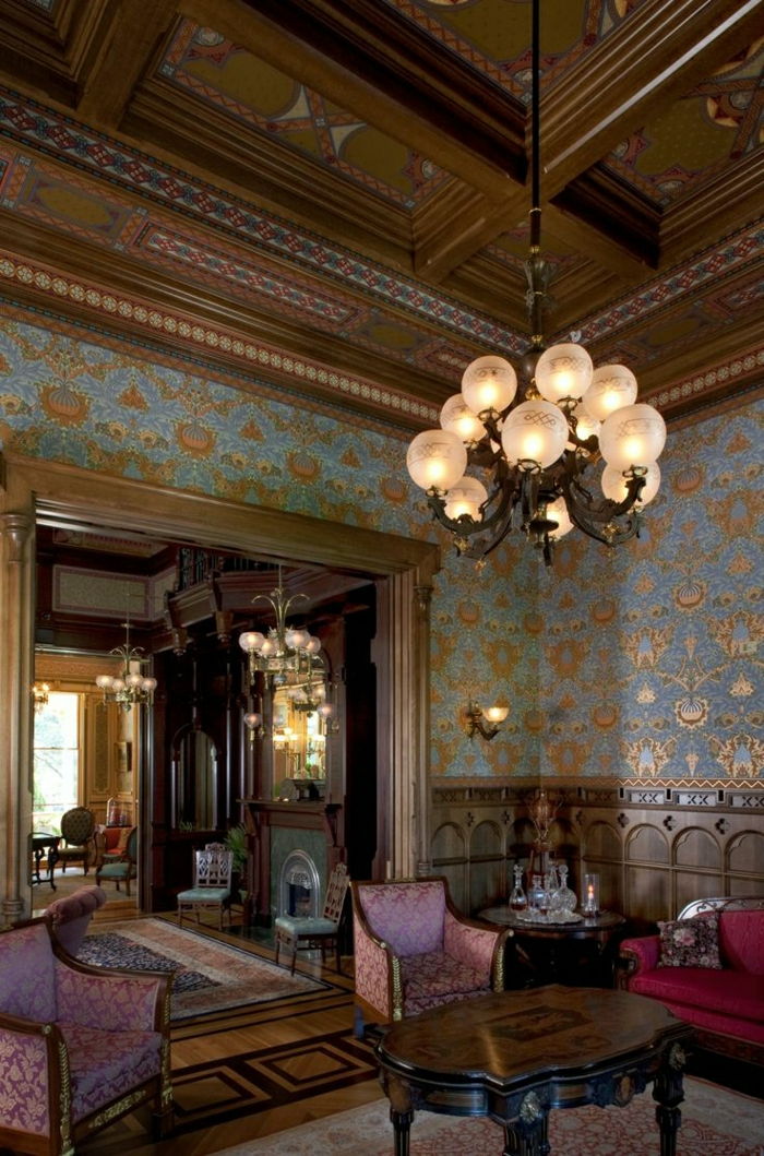 Huis hout-stoelbekleding barok behang en gouden elementen
