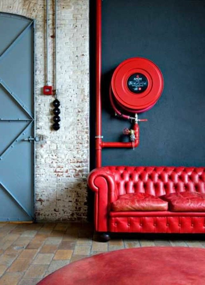 Butas-in-pramoninės stiliaus raudonos odos sofos