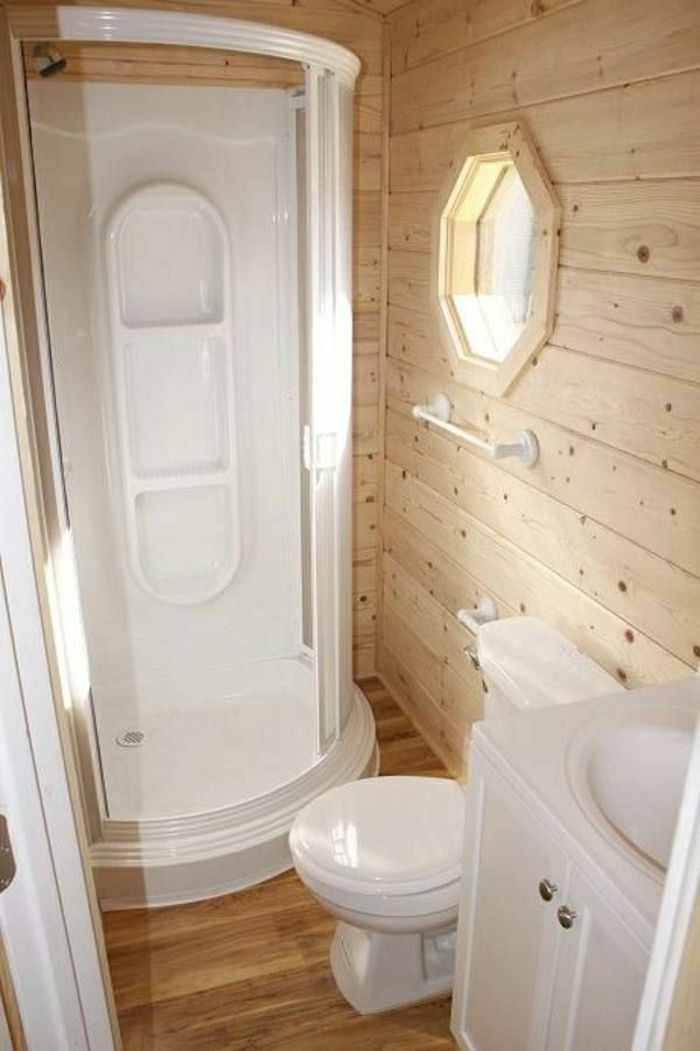 Caravan-banheiro-toalete-pia-chuveiro pequeno recinto e branco