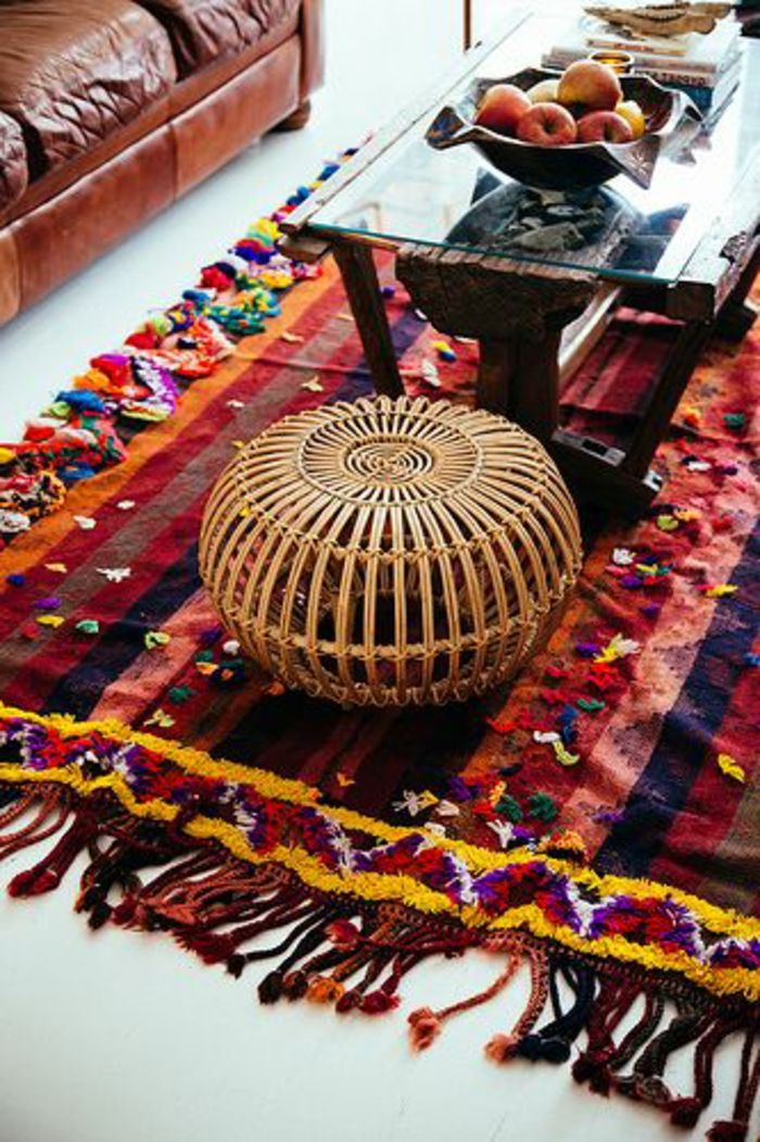 Vardagsrum läderfåtöljer-vintage matta rustika bord Äpplen