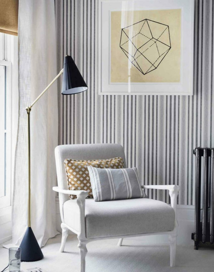Living-aristokratický interiér-jednoduchý model vinobranie tapety Strip šedé odtiene Elegantná stolička v celej čítacia lampa