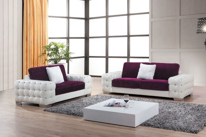 Obývačka-fialovo-A-efektné dekorácie