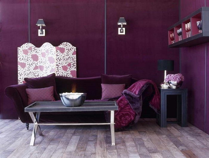 Obývačka-fialovo-A-tvorivým výzdobe