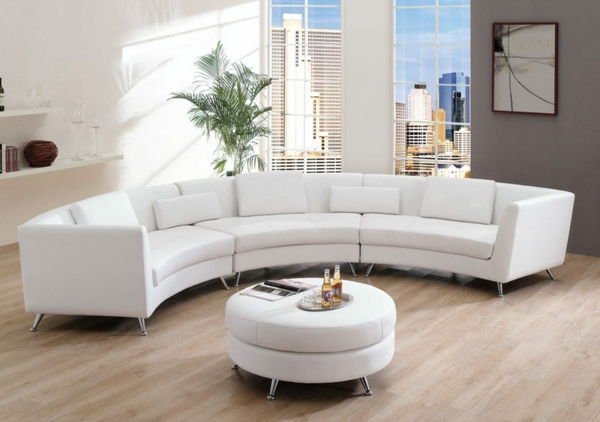 Vardagsrum med vit-soffa halvcirkelformad design idé