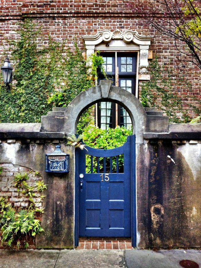 Bakstenen huis Fence Stone blauw-oude voordeuren aantal Post Box Green