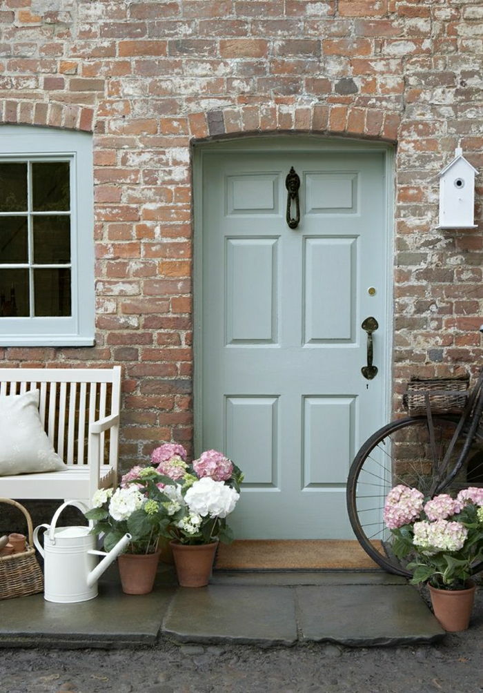 Brick house-vintage-old-house deur-venster wit-bank rotan bloempotten drenken Bicycle