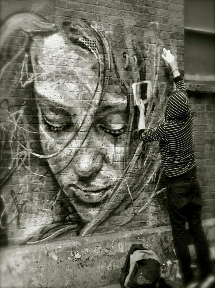 Mur z cegły czarno-białe graffiti, street art