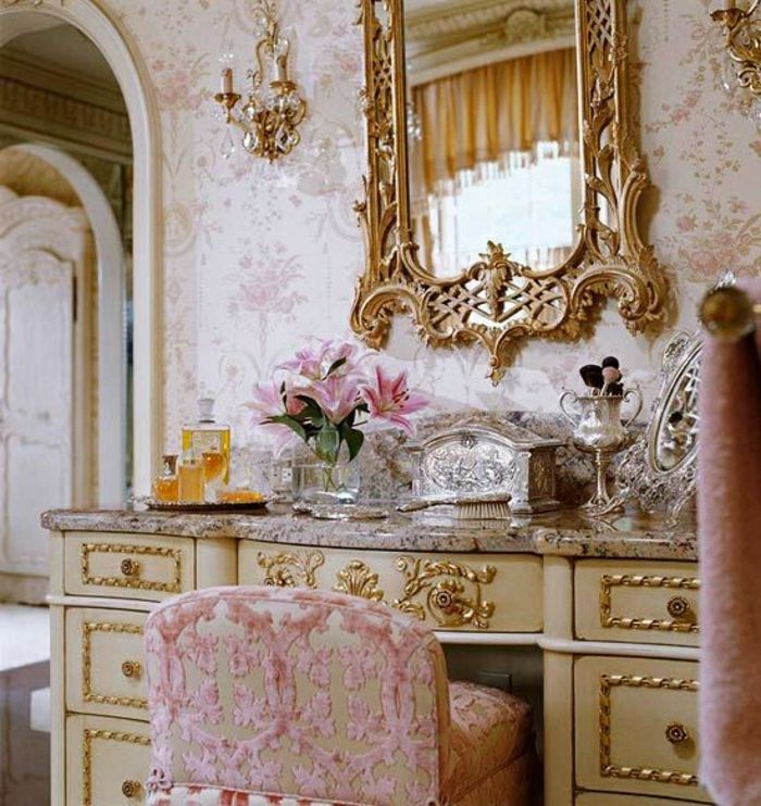 Camera da letto design barocco rosa ricca carta da parati decorazione e cornice d'oro con ornamenti