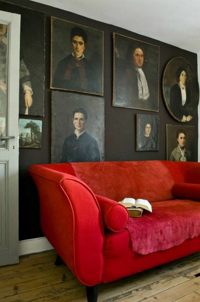 Rom med-mange-portretter-en-der-vegg sofa rød