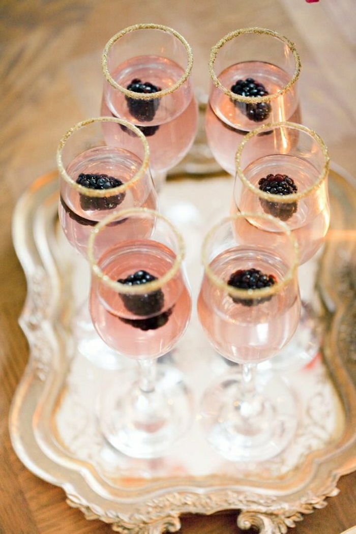 Sugar kanter bjørnebær cocktailer og champagne glass