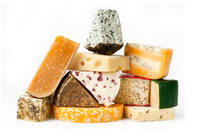elva olika ostar, brun hård ost och Emmentaler, vit ost med frön, packad i rött vaxpapper, sorter av hård ost