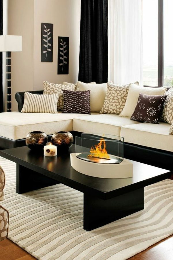 Vardagsrummet upprättat - Moderna dekorativa kuddar på soffan