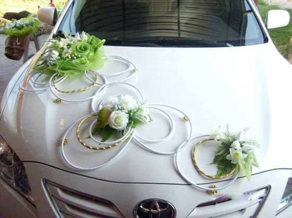 biele auto s veľmi elegantné šperky na svadbu
