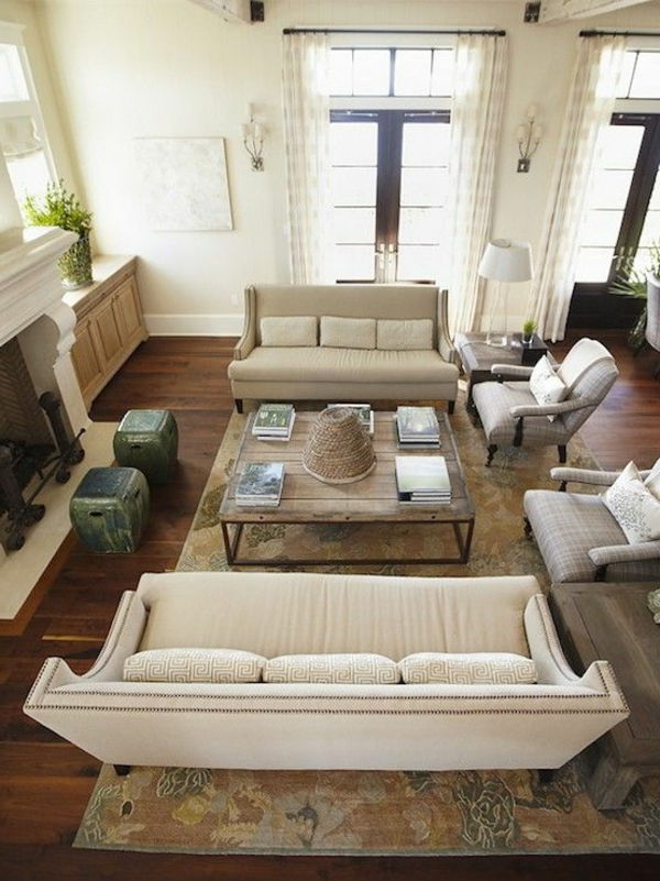 Vardagsrummet upprättat - ljus soffa och vit soffa