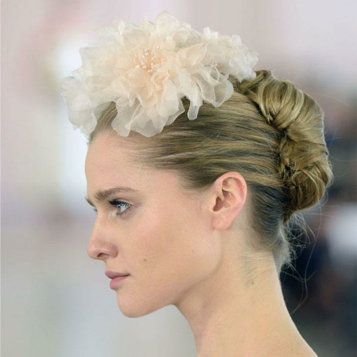 Coafuri pentru ocazii speciale, femeie cu par natural blond, coafura updo cu accesorii de păr pentru tul