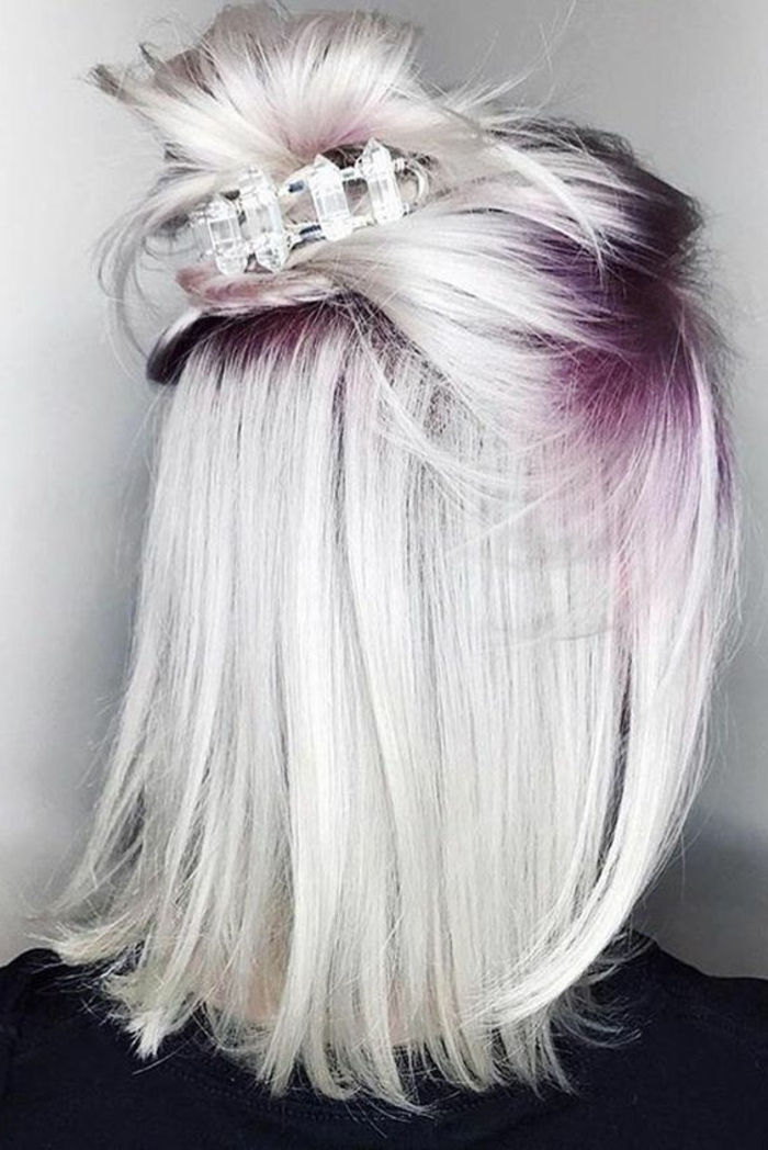 Coafura de păr pentru păr mediu lung și drept, păr blond cu fire roz, Dutt cu bijuterii