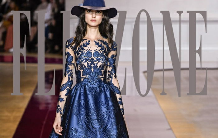 Flip Zone kollektion-mörkblå klänning med applikationer, genomskinliga ärmar med applikationer, mörkblå vinterhatt från Semt, långt svart vågigt hår