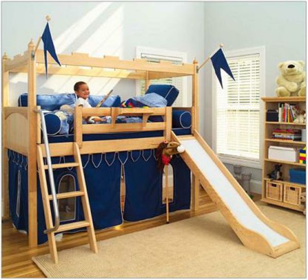 dobrodružstvo postele-s-slide - chlapec sedí na modrej pokrývky duvet