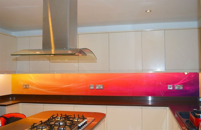 abstraktna kuhinja zadnja stena v rdeči in oranžni barvi z razsvetljavo