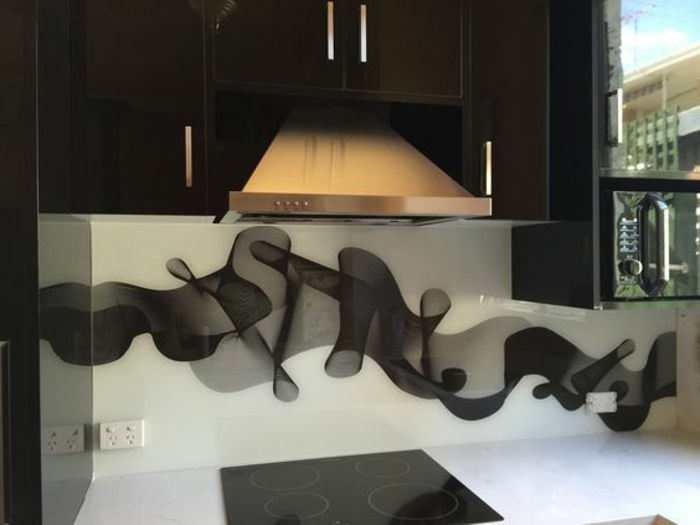 moderna črna kuhinja z abstraktno zadnjo steno
