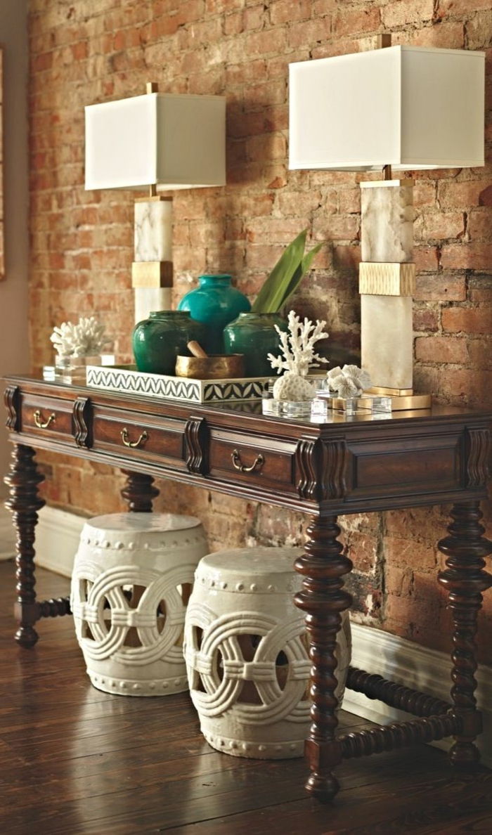 orientuoti baldų dekoracijas, stebina baltą medinį išmatą ir graviruotas lempas kvadratinės stalo apdailos turkis