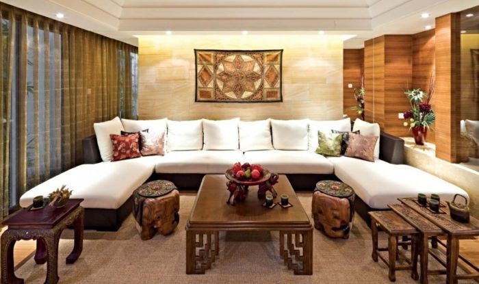 orientera möbler jätte soffa med många kuddar vita kuddar färgstarka kuddar trädeckor träbord