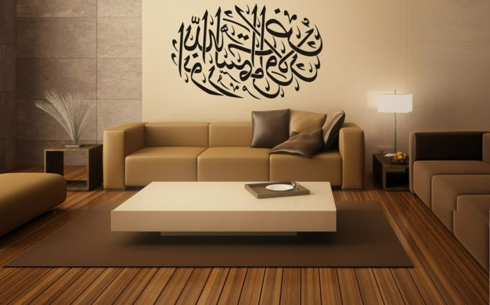 oriënteren meubels beige bank bruin glanzende kussen tafel in witte kleur wanddecoratie inscriptie op Arabische Arabische kunst