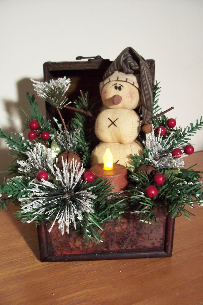 Božični aranžmaji - majhna škatla, snežaka v njej, sveča z električnim plamenom na sredini