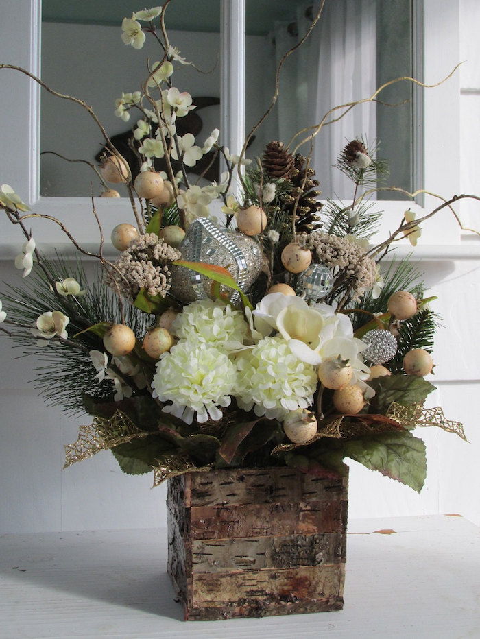Božični aranžmaji lesena vaza, bela roža, srebrne božične kroglice