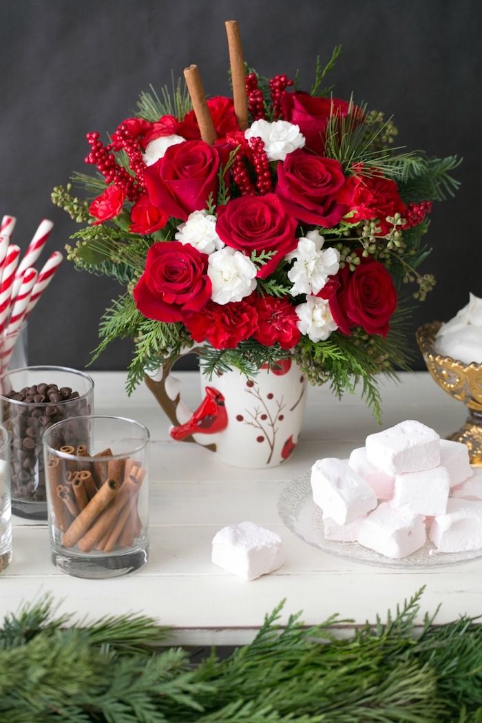 Božični aranžmaji - rdeča vrtnica in bele cvetice v kavnem vrču z malo rdečimi pticami