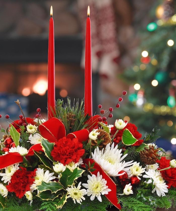 Kalėdų puošybos durys - dvi žvakes raudonos, baltos ir raudonos gėlės