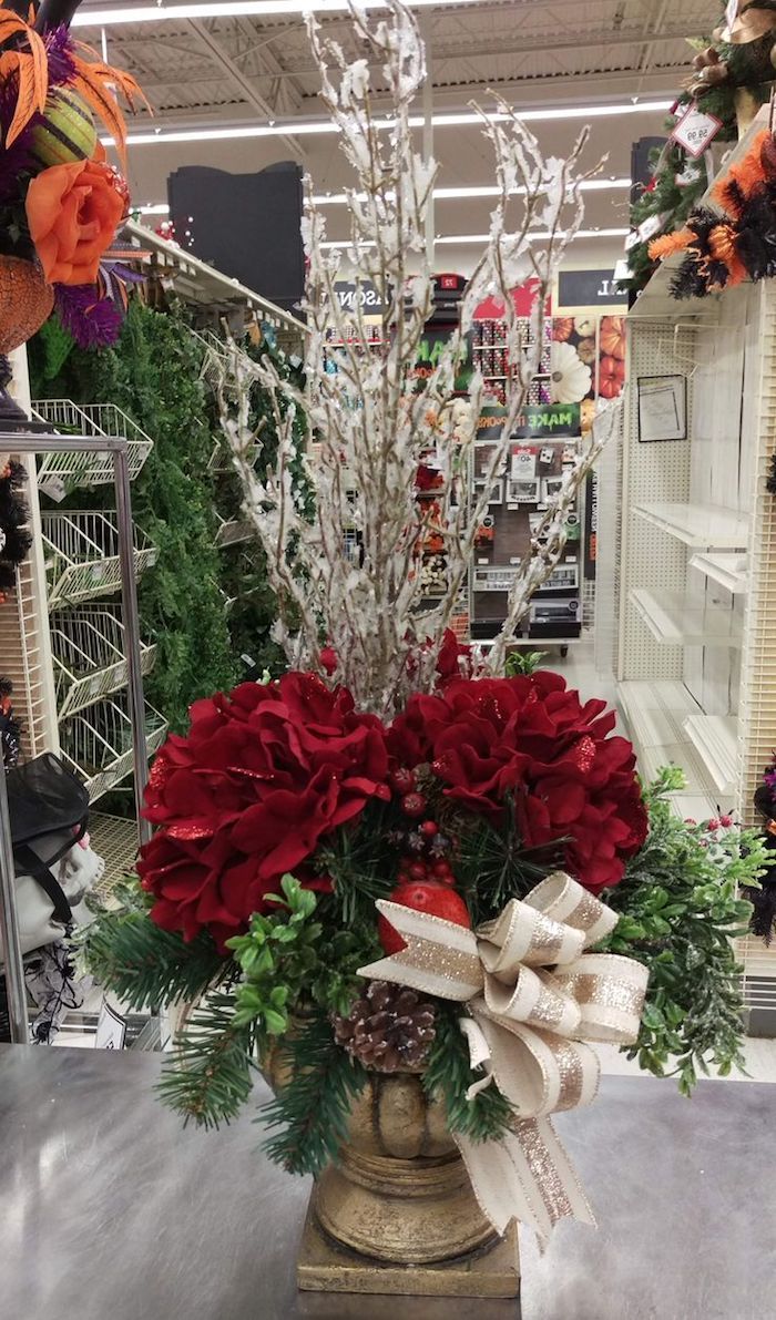 Juldekorationsdörr - två röda blommor, gröna grenar, band i ljus färg