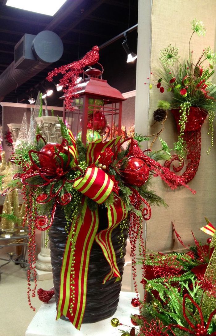 Kalėdų dekoro duris - su kamuoliukais žibintas, spalvingas lankas dviem spalvomis