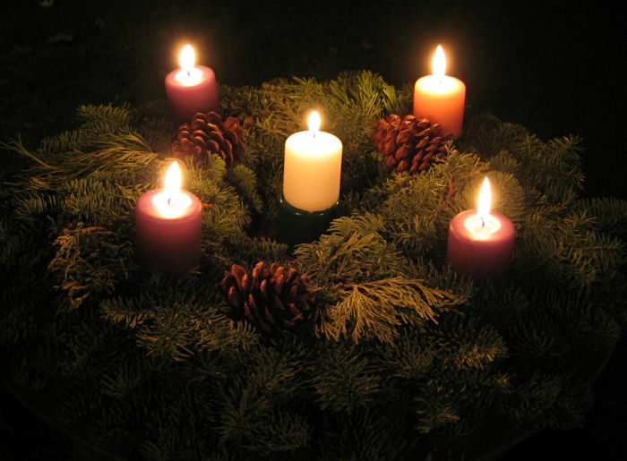 Adventskranz-idėjos-penki-gražūs-žvakės