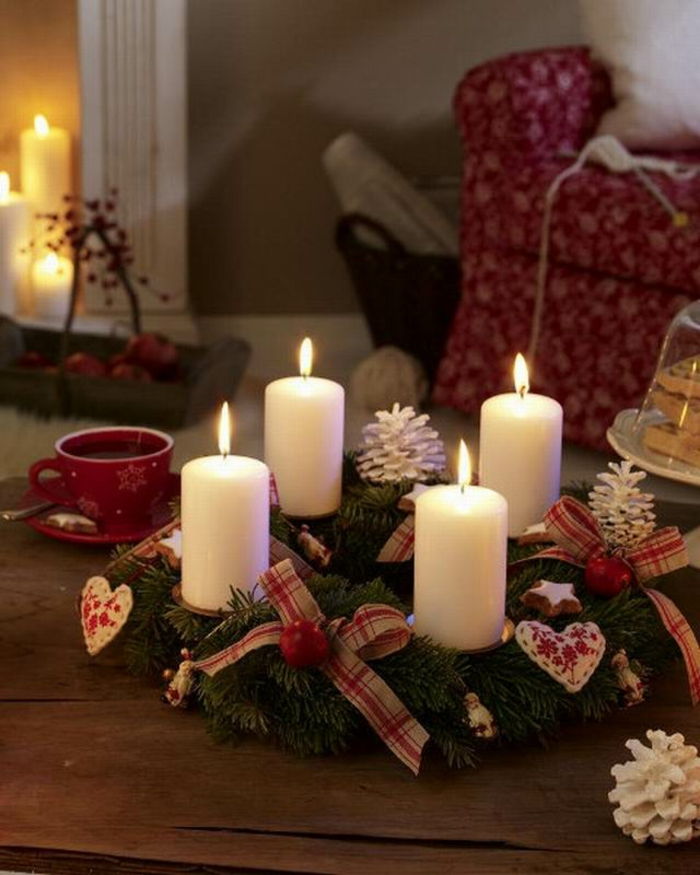 Adventskranz-idėjos keturi gražūs balti-žvakės