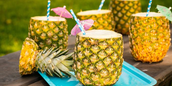 Ajarfrie cocktailer med ananasjuice, attraktive og forfriskende sommerdrinker