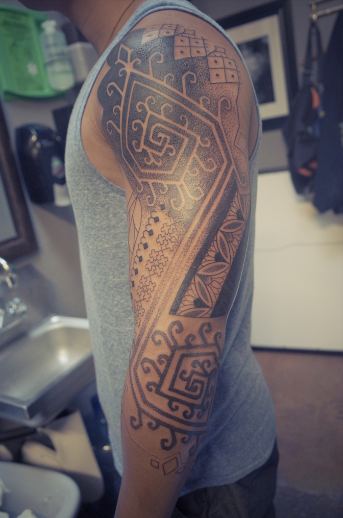 Tatuagem abstrata padrão geométrico na mão e ombro tatuagem para homens