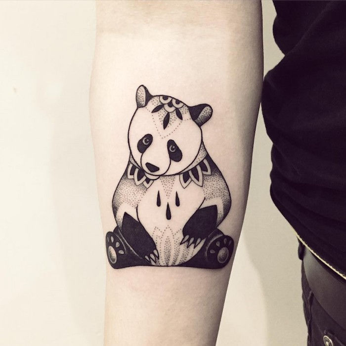 Blackwork tetovanie pandy so škvrnami, ako sú kvety, je celkom originálne