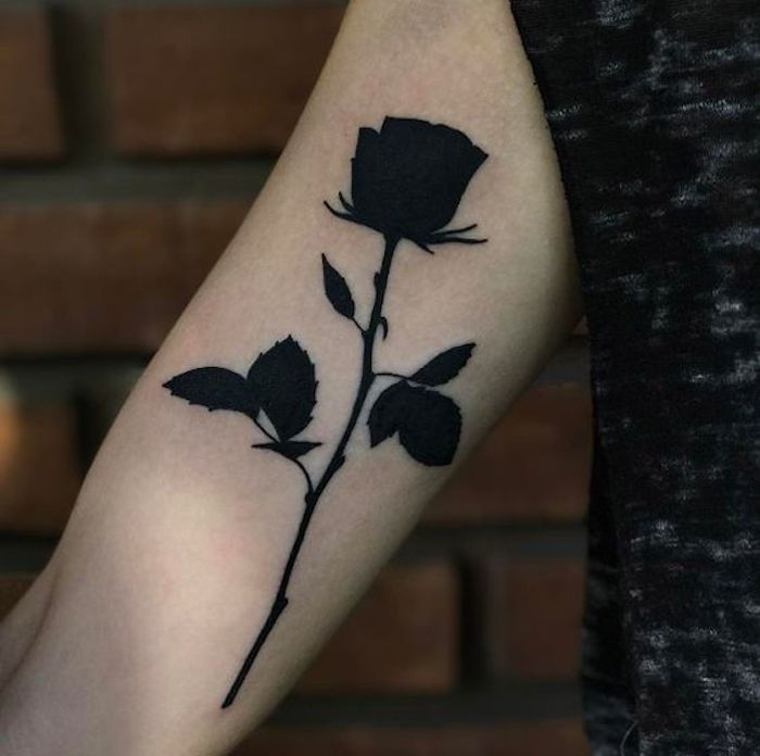 Blackwork tatuiruotė rožių be erškėčių siluetu ant viršutinės rankos visoje gėlių