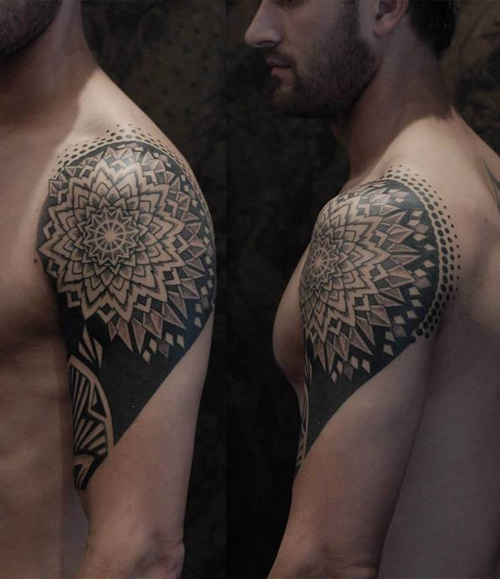 Blackwork Tattoo Mandala Tattoo Tatuagem Geometria no ombro e no braço