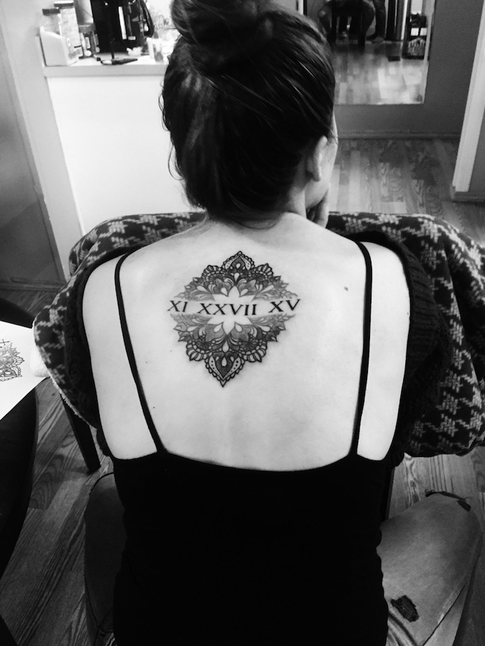 Mandala tatuiruotė tatuiruotė geometrinė Blackwork tatuiruotė su romėnišku skaičiais viduryje