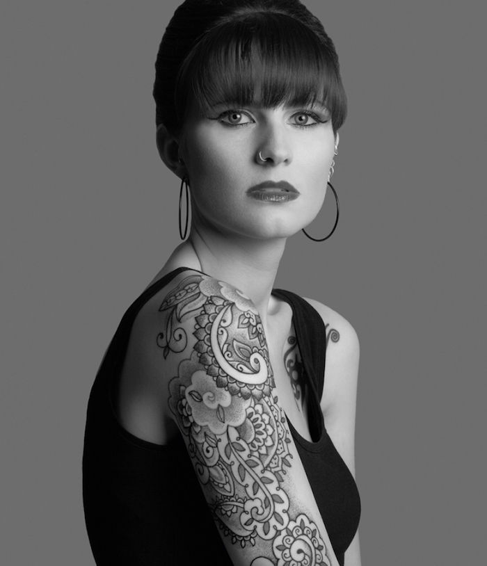 Tatuiruotė su abstrakčiu vaizdu, juodos spalvos tatuiruotė jaunai mergaitei, ant viršutinės rankos ir peties
