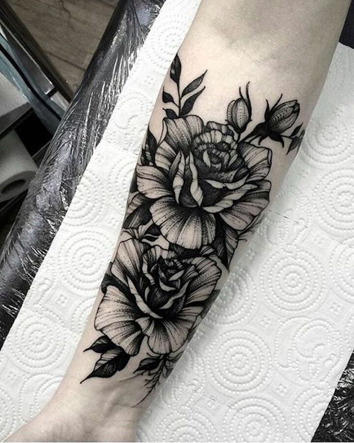 dvi gėlės viena kitos rožės žydi, akys ir lapai - juodoji tatuiruotė