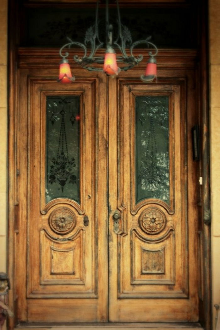 stare drewniane drzwi przednie szklane masywny żyrandol