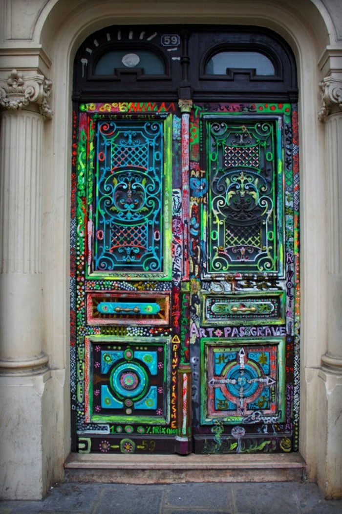 Adnotacje stary dom drzwi malowane-street-art-kolorowy