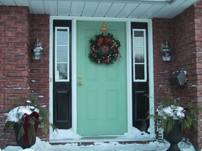 oude voordeuren-groen-bakstenen huis bloempotten decoratie Lamp kerstkrans